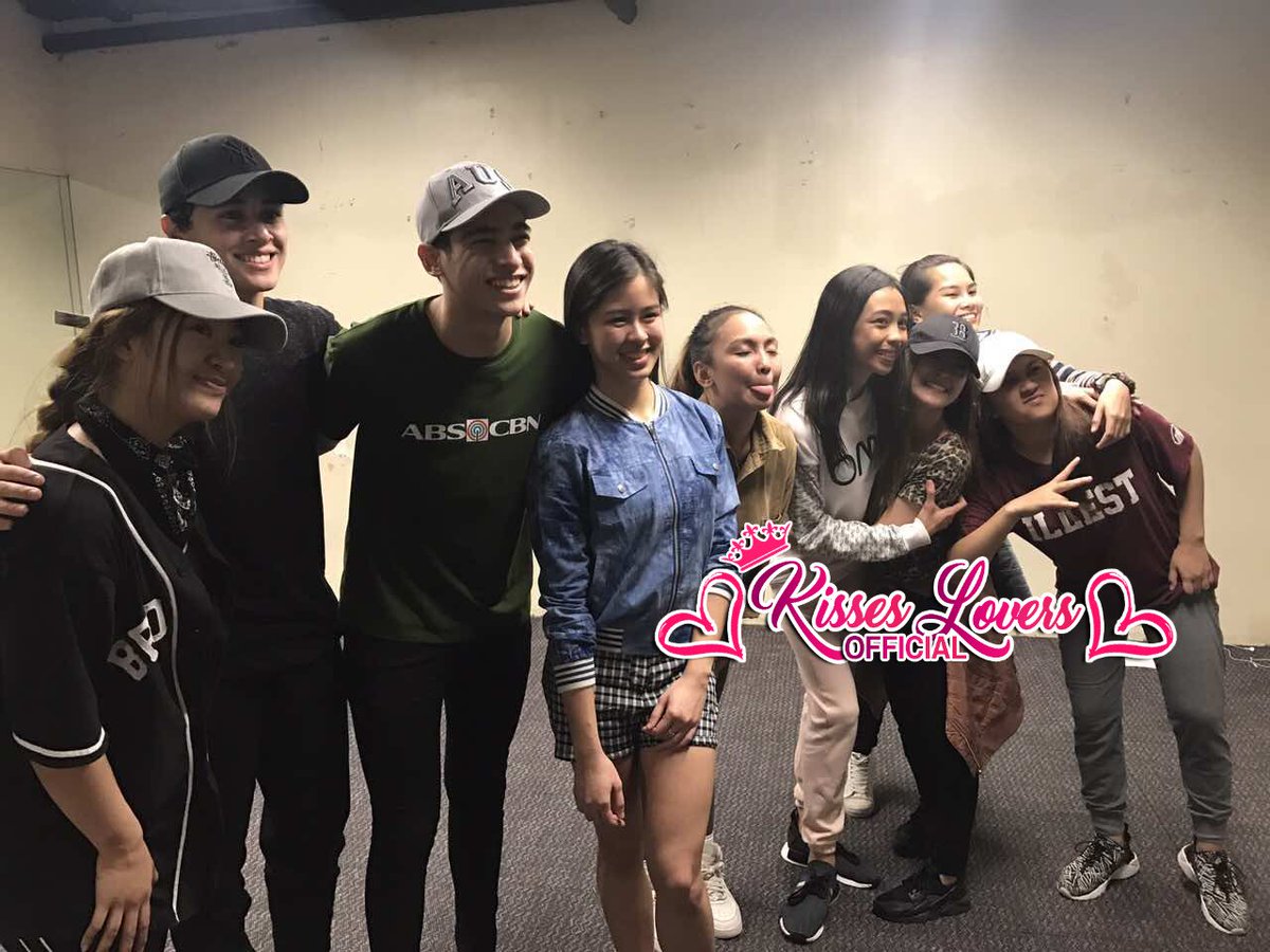KissesGuardians's tweet photo. After rehearsal photo of Kween and the gang!
LondonBarrioFiestaWants KISSES https://t.co/2sTIXSmkcc