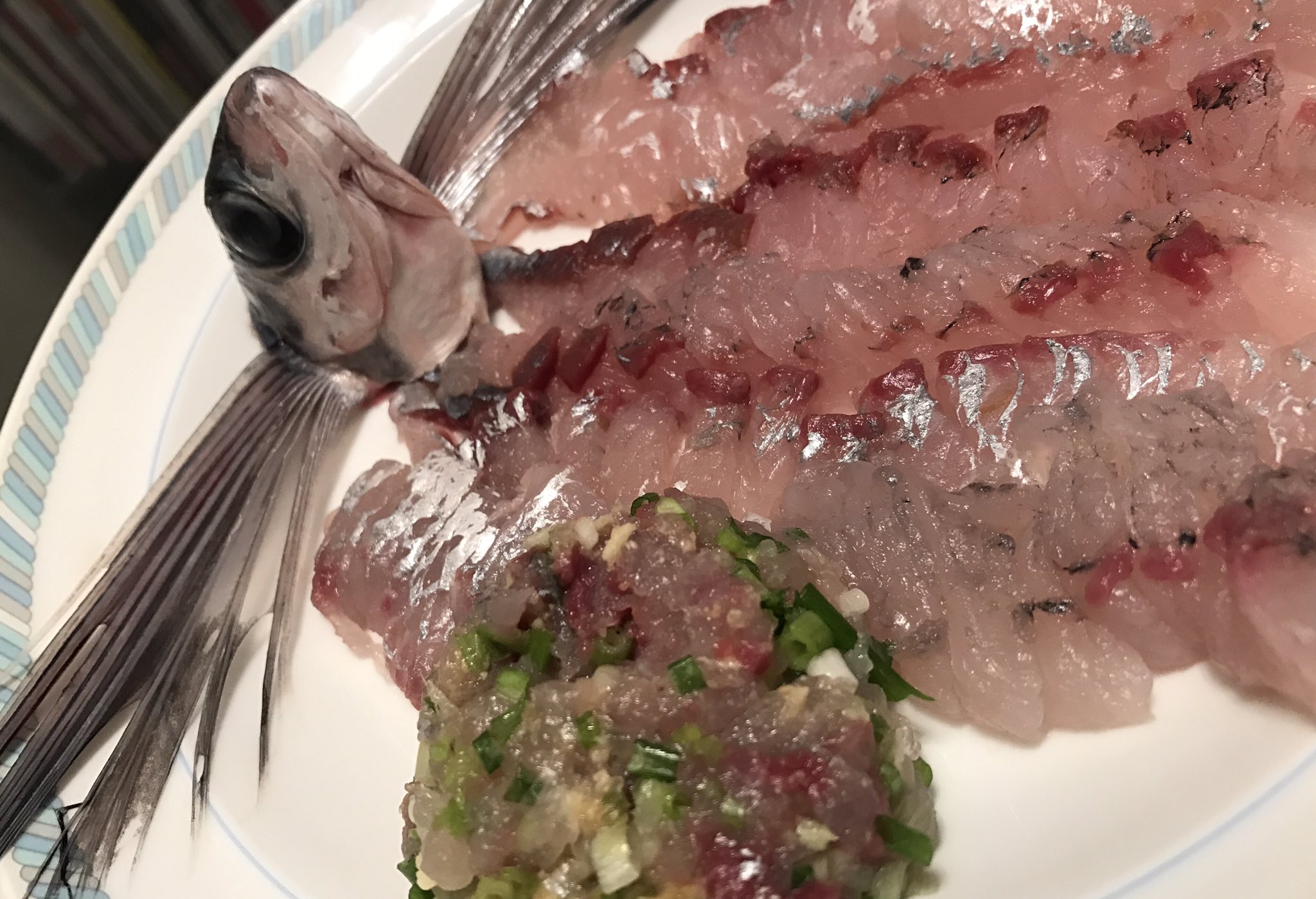 フィフィ トビウオの刺身となめろう スーパーで2匹で250円で売ってたお魚がこんなに美味しく出来上がりました T Co Kuzmfpjlcm Twitter