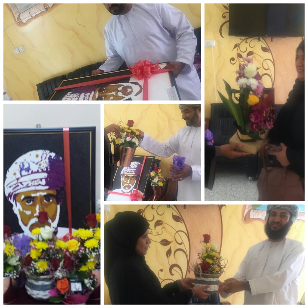 إدارة المدرسة تقدم بعض الهدايا التذكارية من أعمال الطالبات لرعاة الحفل ..
كل الشكر لمعلمات الفنون التشكيلية وطالباتهن المبدعات ..