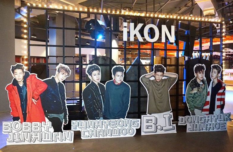 bravobkkmall's tweet photo. คิดถึง #iKon เพราะ #iKONGRANDCOMEBACK แวะมาถ่ายรูปกันที่ #SHOWDC กันก่อนได้น๊าาา https://t.co/nIm2gai8d8