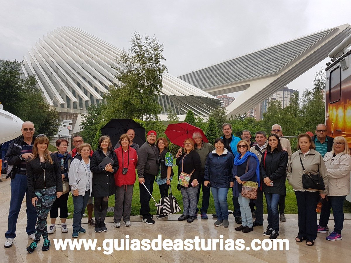 ASTURGUIAS's tweet photo. Comenzando el #diadeinternet con #grupo de #argentina #Viajes #trapsa y #visitando el #palacio de #calatrava en #Oviedo #visitasturias https://t.co/bK2miuQxEw