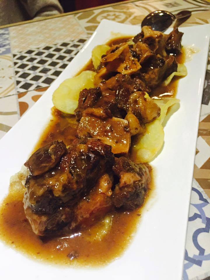 arcotapas's tweet photo. Hoy tenemos mucho antojo de rabo de toro ¿te apetece? No probarás uno más bueno que el nuestro 😋 🐂

#sevilla #tapas #rabodetoro #arcotapas https://t.co/L9z09nKzLg