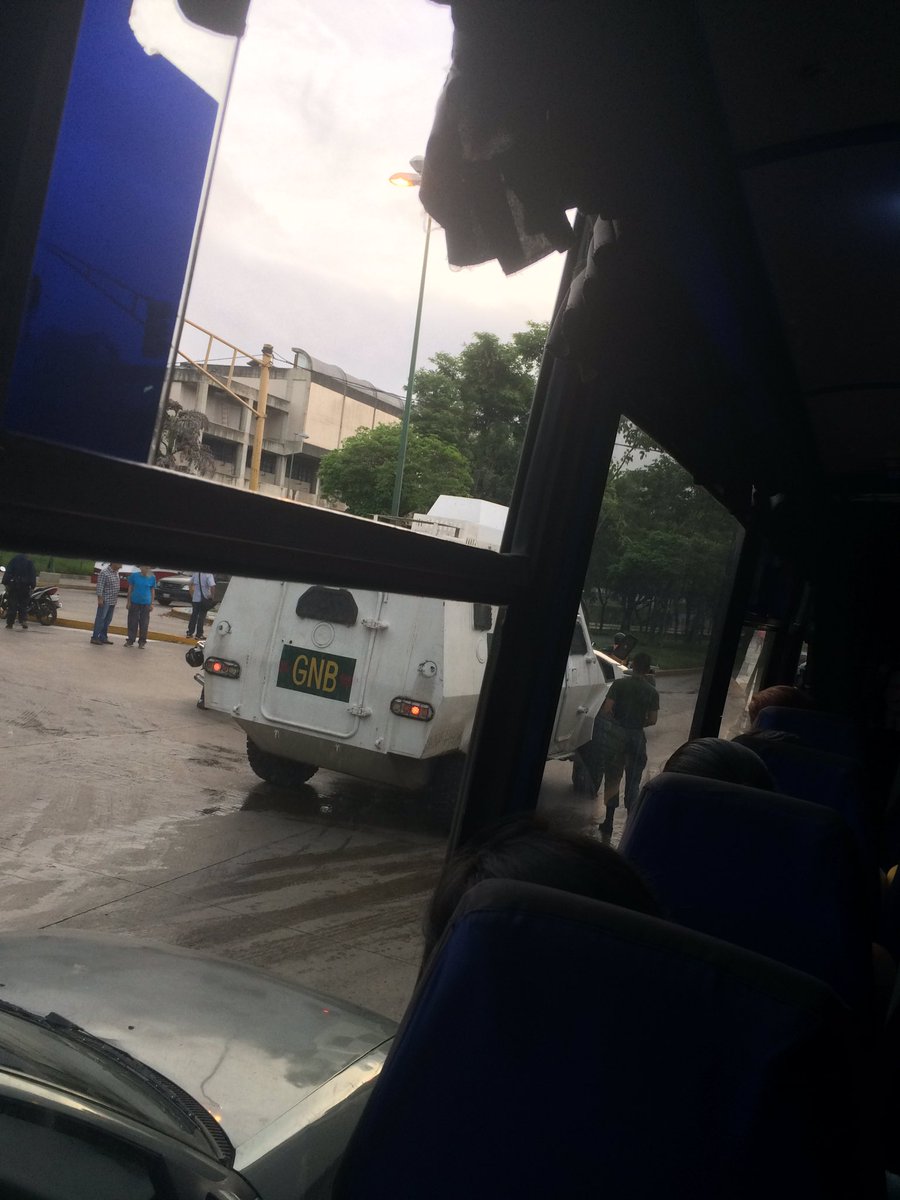 #17May 6:27 am Una tanqueca acaba de chocar con un carro, en la entrada del Hospital Clínico Universitario - <a href="/haydeedasilva/">Haydee Da Silva</a>