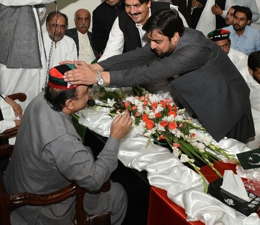 PSFKP's tweet photo. Former President PSF KP @SamiKhanKp wearing #PSFKP Cap to the President #PPPP @AAliZardari during PSF meeting.
#PSF #KP https://t.co/Sb2Js3000N