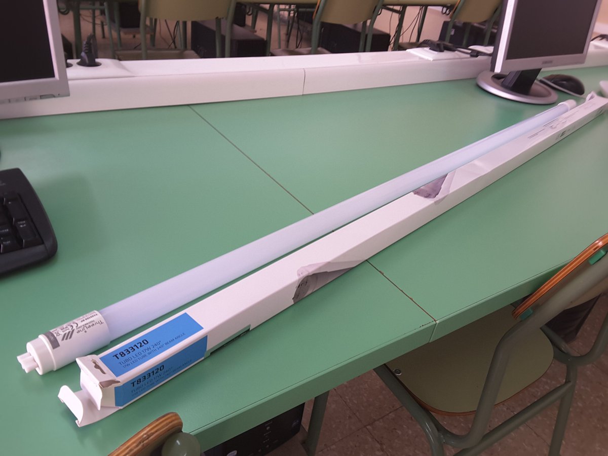 AulA3plus's tweet photo. 50% de ahorro en consumo energético por iluminación, al cambiar a tubos LED💪💪Medido con #Wibeee de @circutor #eficienciaenergetica #IoT https://t.co/OktJjJlzaN