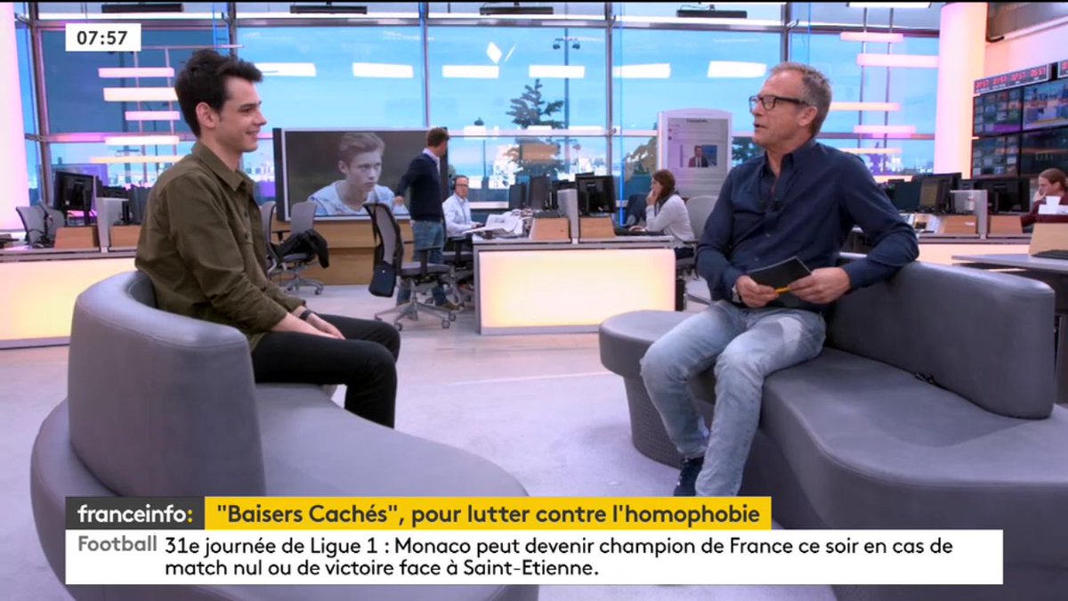 antoineboilley's tweet photo. Les équipes de #France2 @Francetele @franceinfoplus fières de se mobiliser contre l'homophobie autour de #LaSoiréeContinue #BaisersCaches https://t.co/sTn8k43Uv6