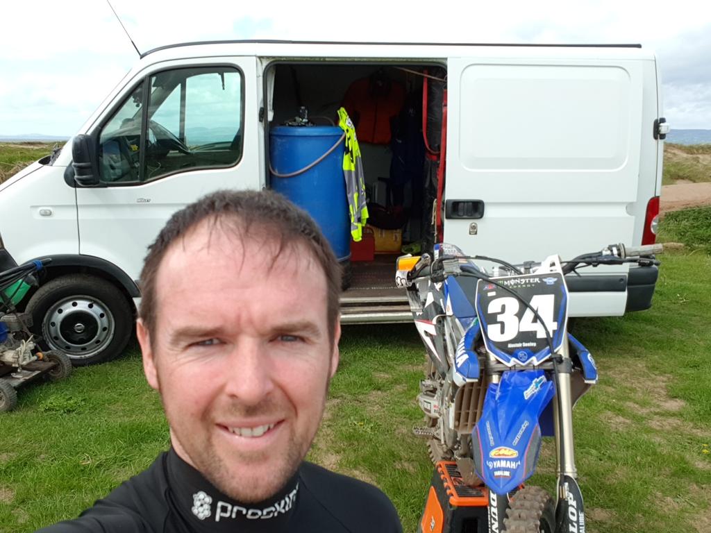 weewizard34's tweet photo. @Oli_Rushby @DenTAS3 @GIrwinRacing @MCNnews @jm130tt @northwest200 @tazmac95 Back on wee blue today #mustkeepworking #notthe👑 😂😂😉😜 https://t.co/puqSMWTF2t