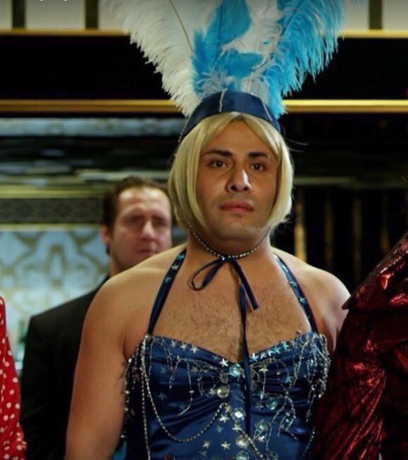 Biri bu hanım kızımıza üstündeki derin göğüs dekolteli kıyafeti İzmirin dağlarındaki kahramanlar sayesinde giydiğini hatırlatsın lütfen.