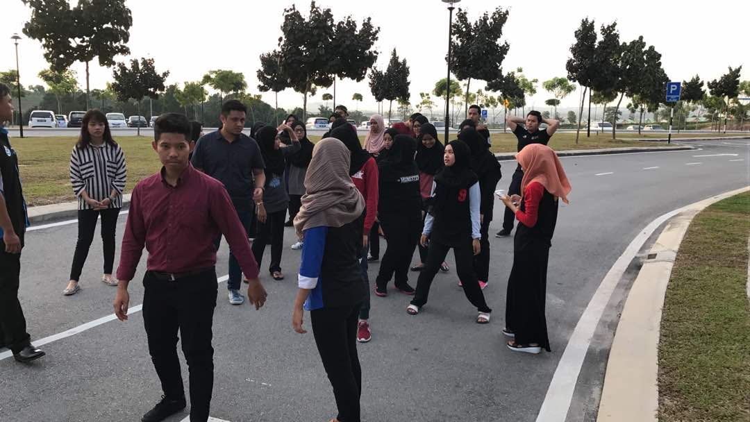 HR_PuncakAlam's tweet photo. Huresters are u ready??

Because we're ready to perform tonight..
👺👹👽👾💃
Jom turun!
#kpdallstar https://t.co/t71Em9ieth
