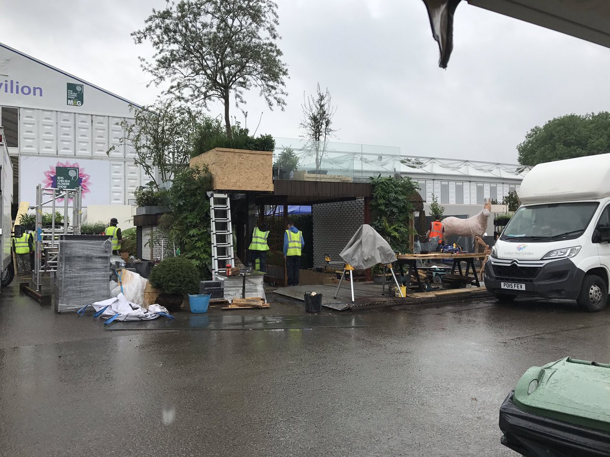 KateGouldGarden's tweet photo. @knchappers19 @TheTeamLand @MAD_Landscapes what lovely weather at #rhschelsea! #greatbritishweather #workingthrough https://t.co/YWosbMpO3k