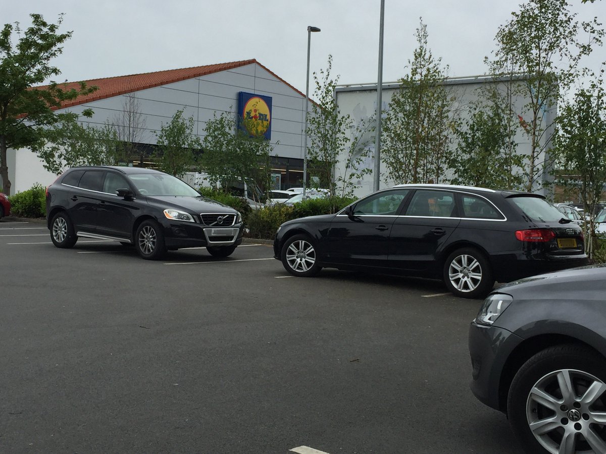 dgfman's tweet photo. The world of parking a car according to Audi and Volvo https://t.co/etO2tGn6Up
