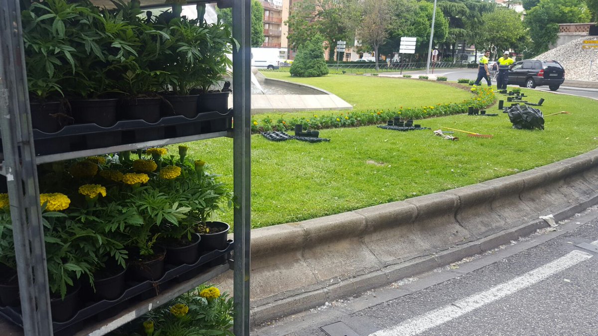 SmartCityGu's tweet photo. Trabajamos en los #jardines y #fuente de la rotonda #Bejanque de @GuadalajaraAyto  #ValorizaServiciosMedioambientales https://t.co/dGHV9IbY6Q