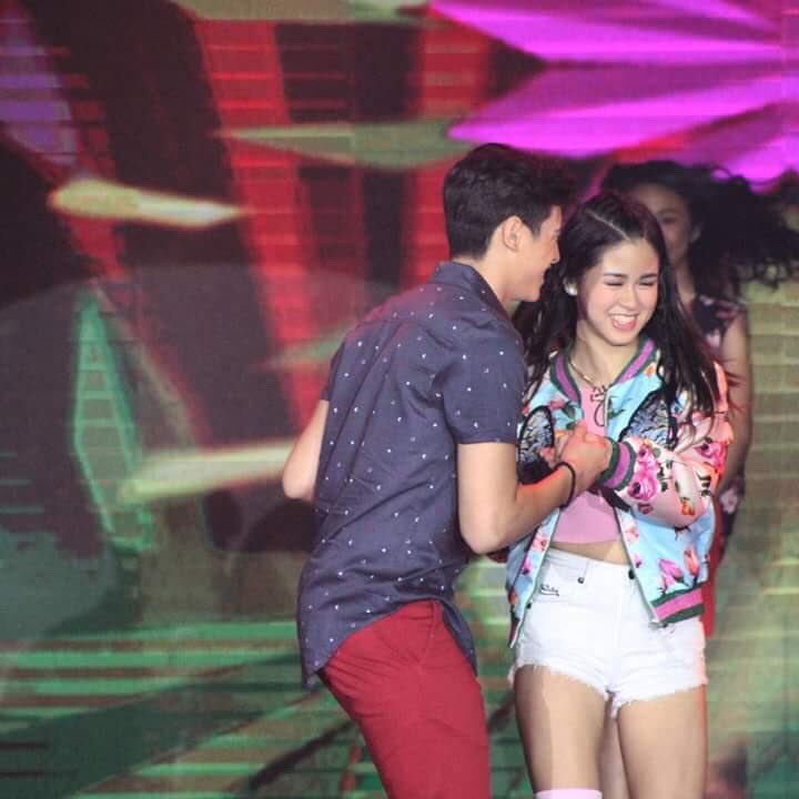 Ofc_KissMarc's tweet photo. Ngiting tagumpay. Parang sa CDO lang, si Kisses pakanan tas si Marco pakaliwa. Ang kyuuuut!

KISSMARC ForLondonBarrioFiesta https://t.co/7yRJ3lA0LH