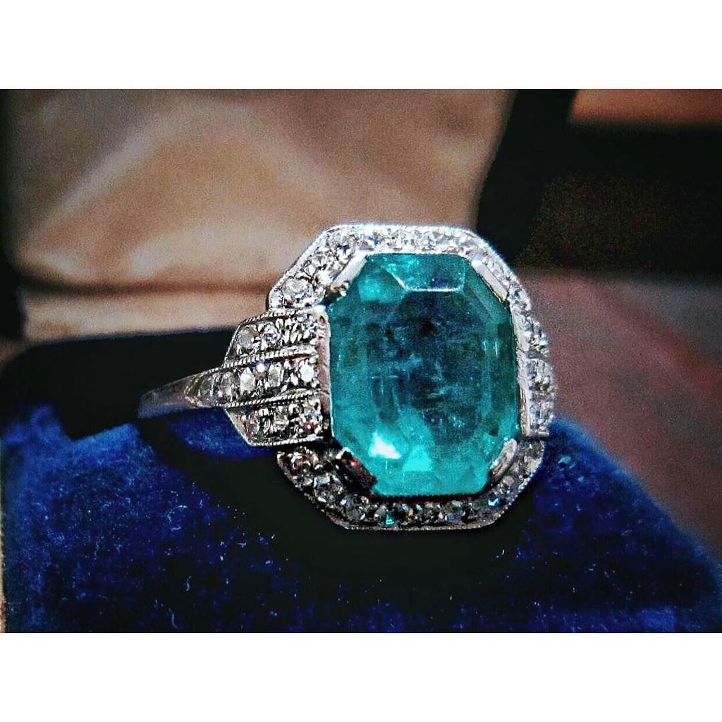 AshleyLikesGems's tweet photo. 💚 Day 17 of #31DaysofEmeralds 💚 I'm admittedly a bigger devotee of contemporary design over antiques but theres ju… https://t.co/mlC5vhESkl https://t.co/DpFTa84CoB