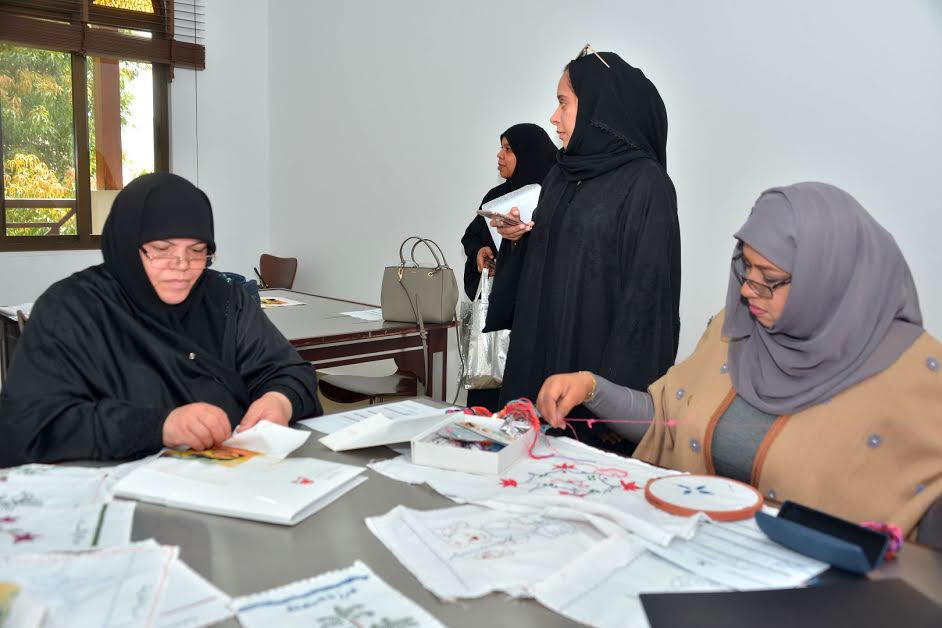 tourismbh's tweet photo. إدارة الحرف اليدوية توزع الشهادات على متدربات دورة التطريز المقامة بالتنسيق مع المؤسسة الخيرية الملكية https://t.co/mtWF0G79Cm
