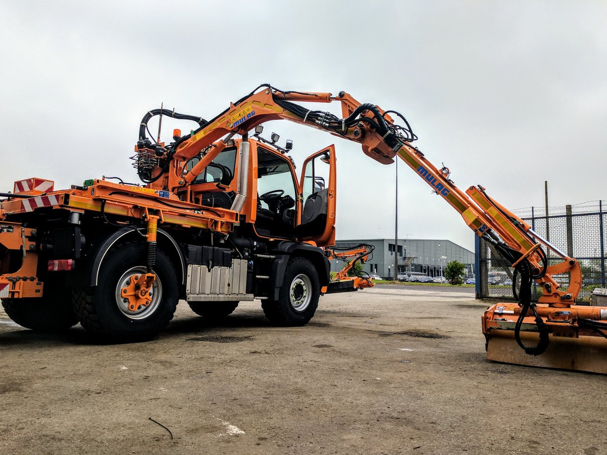 UnimogTech's tweet photo. Shot of us testing the #MULAG rear mower hydraulics on this #Unimog #U423 #HighwayMaintenance #VergeMaintenance #Implements #HighwaysSafety https://t.co/kz1YixyXJG