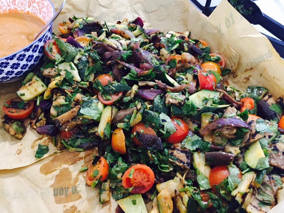 🍅🥑🌽Incredibly colourful salads from #teamCompass <a href="/FlavaFeast/">Development team</a> to brighten up this rainy Wednesday😃#NationalVegetarianWeek #HumpDayMotivation