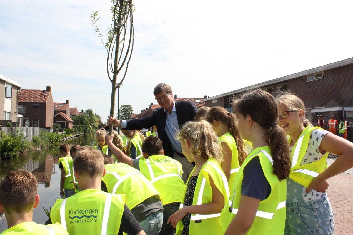 Oplevering fase 2 #Kockengen Waterproof. Wethouder De Groene plant bomen samen met leerlingen De Wegwijzer. bit.ly/2qQQRQq