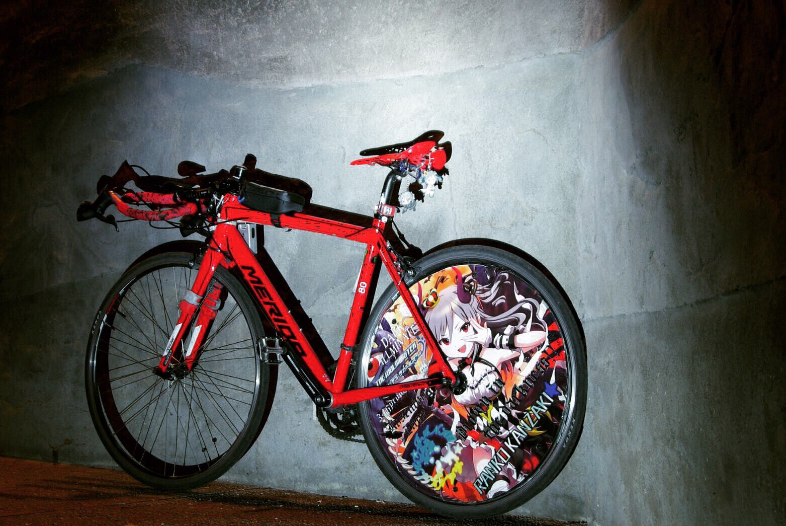 Taku 他のキャラの痛車やりたいけど今の仕様もやめたくない なんて痛車オーナーさんには是非痛チャリを勧めたい 10万以下のロードバイクやクロスバイクでも街乗りは充分だし ホイールのステッカーも相場は5 000 ガソリン代も税金もかからないし健康
