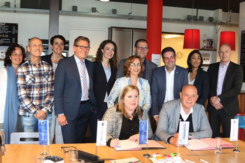 blikopnoordwijk.nl/nieuws/item/91… Sportieve ondertekening eenfeit #Noordwijk <a href="/gerbenvanduin/">Gerben van Duin</a> <a href="/dennissalman/">deniz</a> <a href="/FriendsUnitedzh/">Friends United</a> <a href="/MoniqueJagers/">Monique Jägers</a> <a href="/vvnoordwijk/">vv Noordwijk</a>