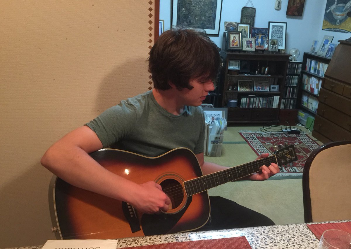 bugatsu's tweet photo. Jackさんが、Jake Buggさんとバンドメンバーを連れてわが家に遊びに来てくれました。
Jake さんが私のおんぼろギターで演奏、The Band のWeight を合唱しました。超感激です。#JakeBugg #jackatherton https://t.co/jQyFuBv5nD