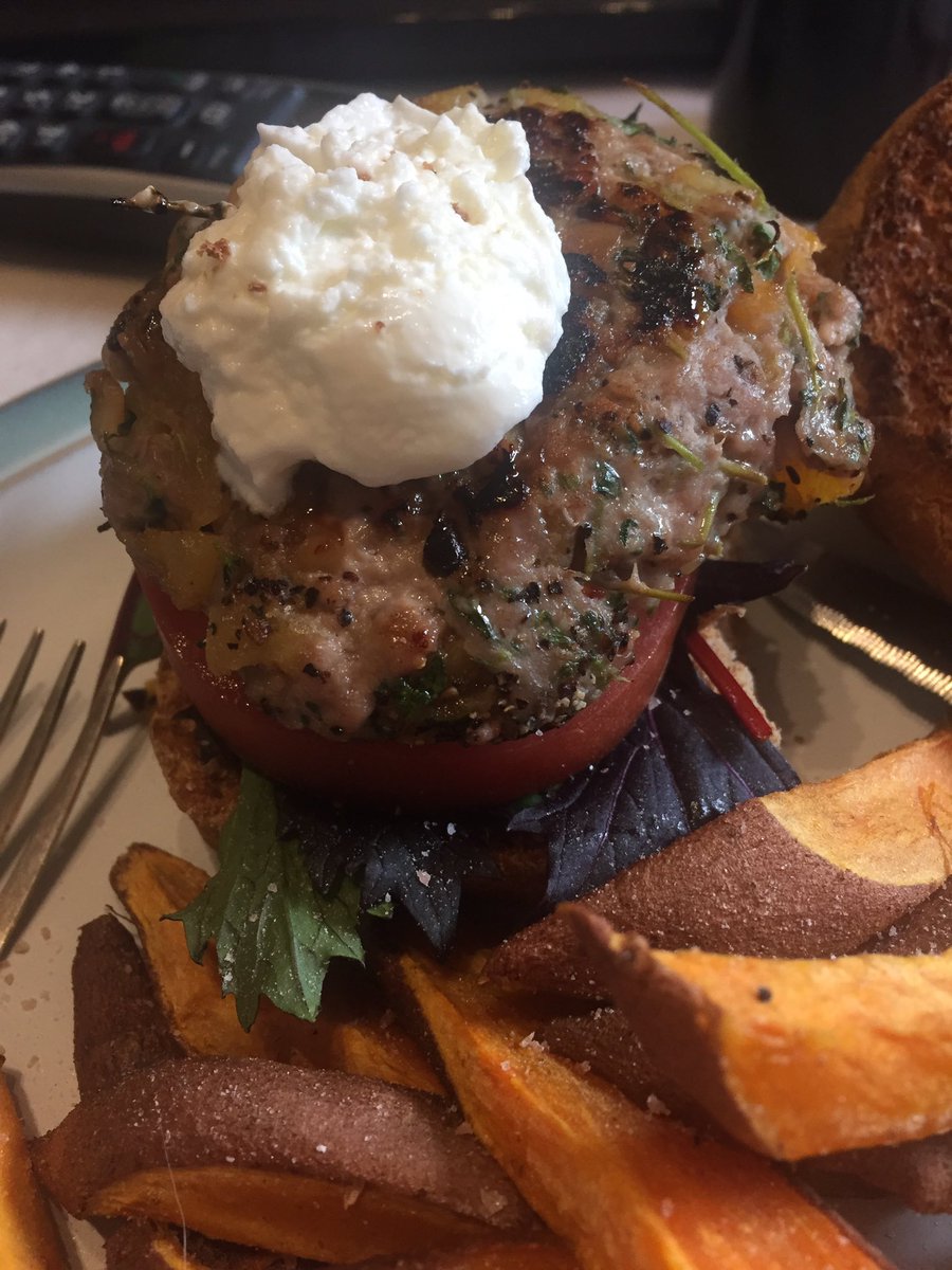 DebbieWWElder's tweet photo. Love the burgers for the #wwsmartkitchen box this week, definitely a favourite in our house #WeightWatchersfamily #magicinmay https://t.co/z9zzK8Gqqd