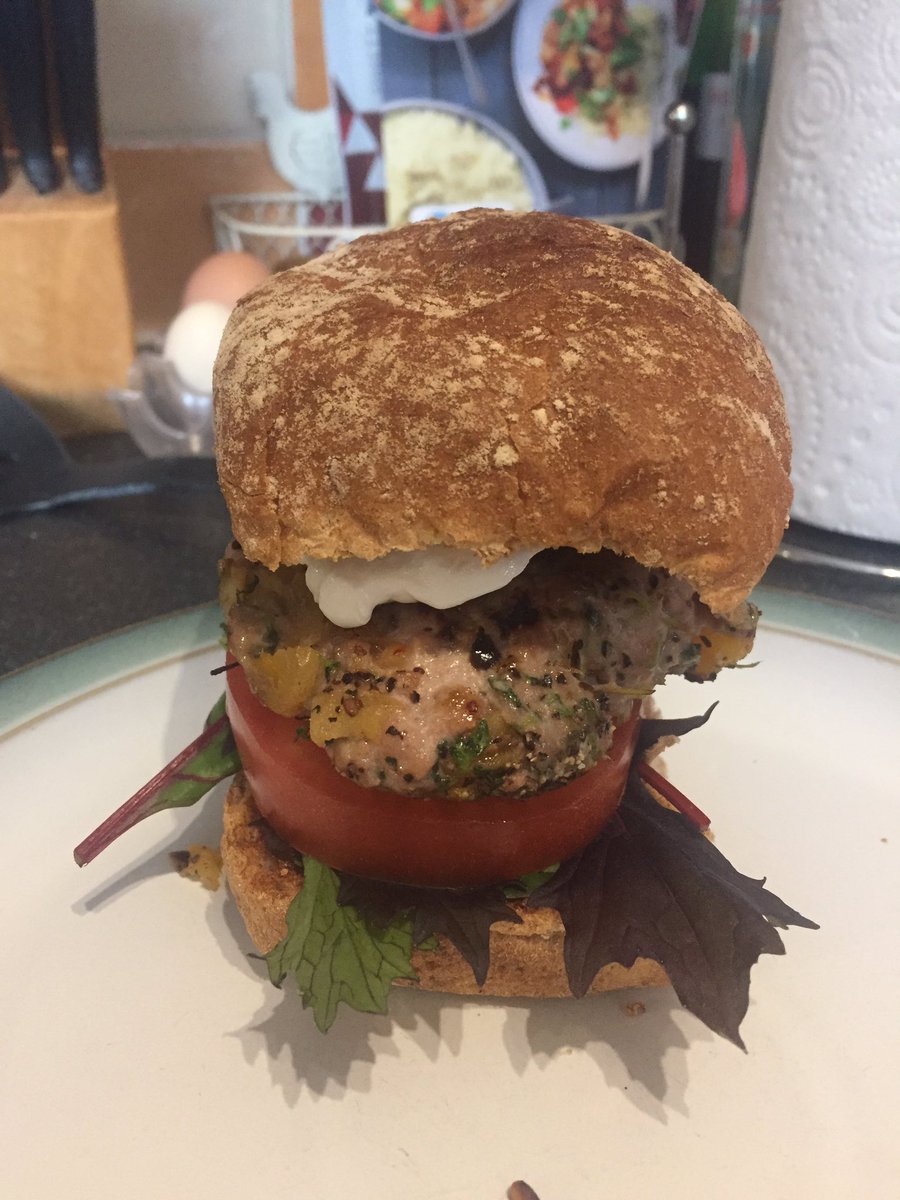 DebbieWWElder's tweet photo. Love the burgers for the #wwsmartkitchen box this week, definitely a favourite in our house #WeightWatchersfamily #magicinmay https://t.co/z9zzK8Gqqd