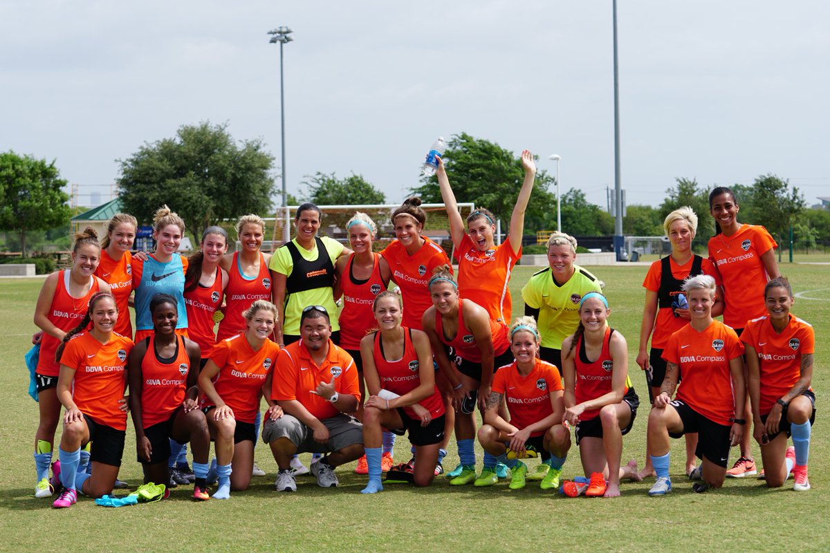 Michaelcx's tweet photo. @DJSMOOK @KealiaOhai @CoachWaldrum @HoustonDash It was a pleasure meeting you, Jake.
And thank you, again, to Coach, K, and The Dash (I see you Cari!) for allowing us to take this pic. https://t.co/ZSTavHnexY