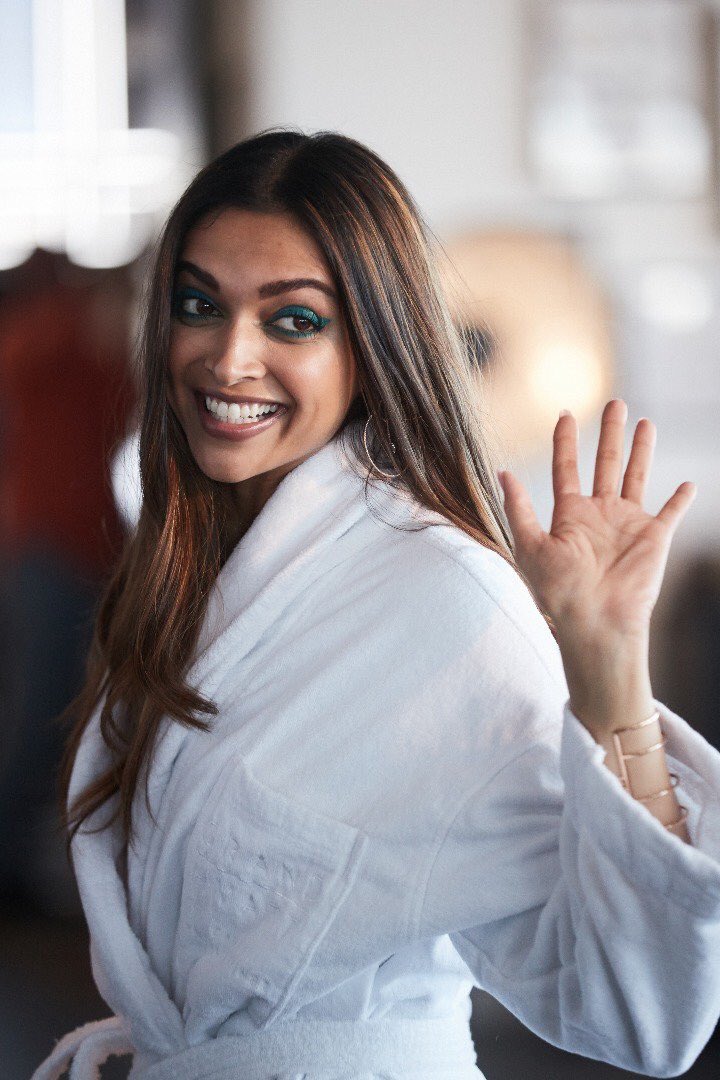 bombaytimes's tweet photo. Some close-up pictures of Miss @deepikapadukone at #Cannes2017 https://t.co/VIIPHPFlyi