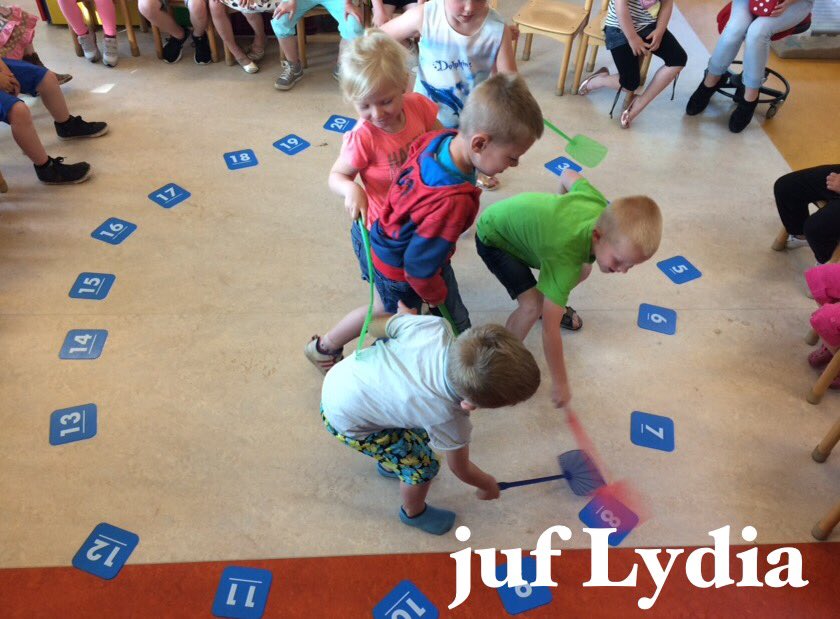 Spelend en bewegend "rekenen" met het vliegenmepperspel.