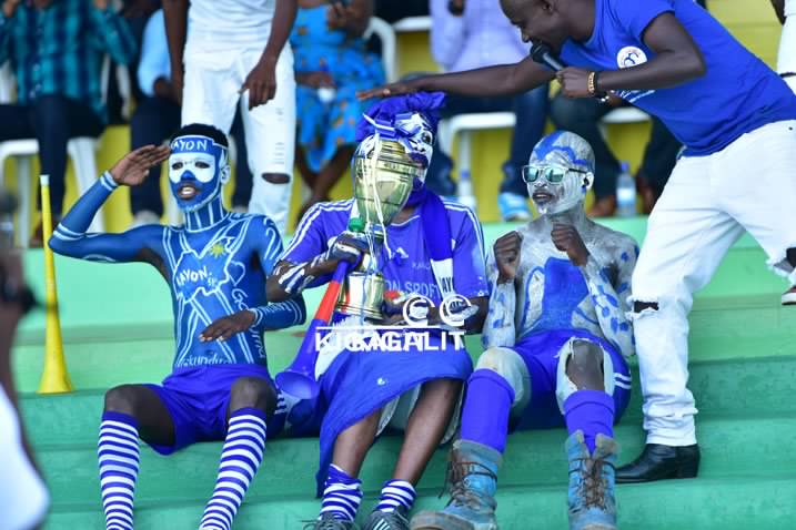 Muzungu4's tweet photo. CHAMPIONS! Scenes of madness following #RayonSports' win over #Mukura which landed them the #Rwanda Football league title with 4 games to go https://t.co/8w6p6vTwqK