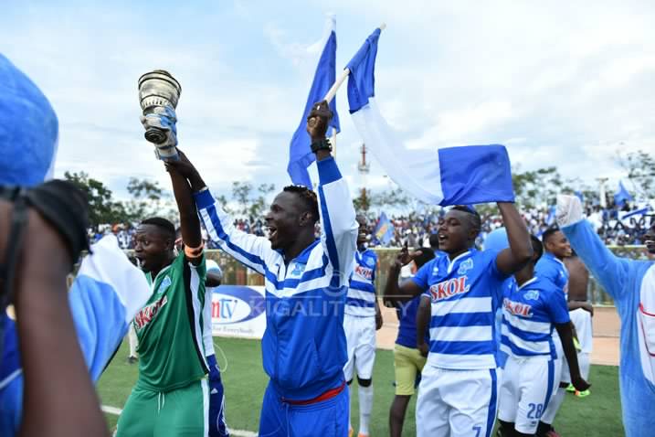 Muzungu4's tweet photo. CHAMPIONS! Scenes of madness following #RayonSports' win over #Mukura which landed them the #Rwanda Football league title with 4 games to go https://t.co/8w6p6vTwqK