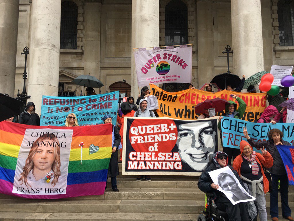 greekemmy's tweet photo. #ChelseaFree #FreeAssange @wikileaks from the steps of St.MartinsOnTheFields, London sending our love to @xychelsea https://t.co/nXHamUKsqL