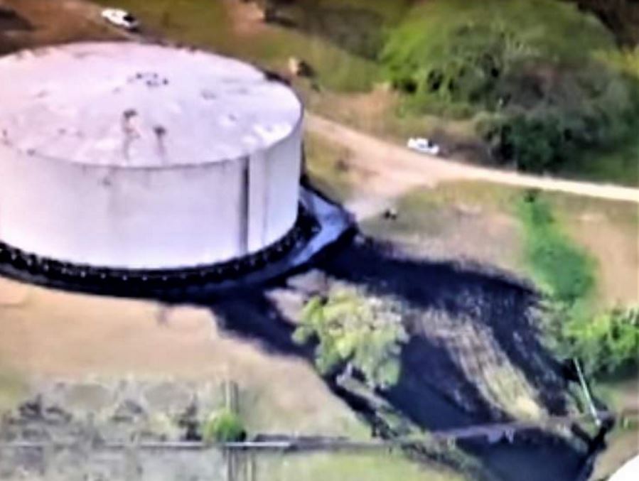 contactotierra1's tweet photo. #DerramePetrolero iniciado en #Trinidad afecta gravemente las costas venezolanas. En 2016 grabamos sobre este tema https://t.co/2qHP7IA4Iz https://t.co/HJ9Q4stClE