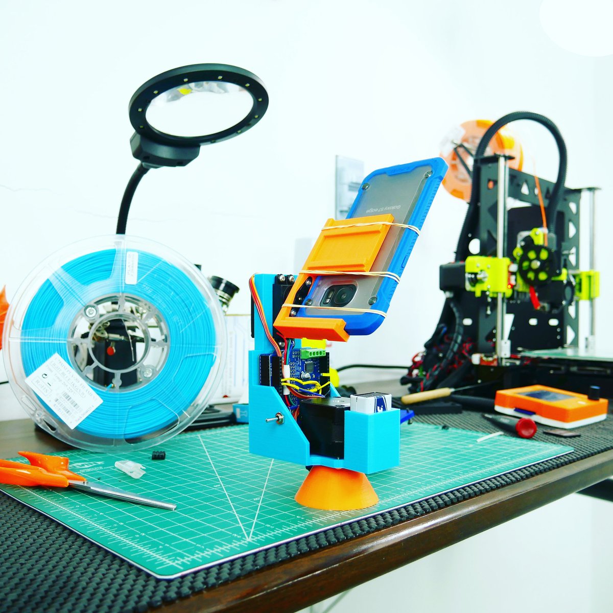 ThinkMaking's tweet photo. 📷🤖 Meet #PhotoBot !!! Put your #smartphone in, and it will take perfect #PhotoSpheres using Samsung's surround shot 💡🛠✌ #ThinkMaking https://t.co/iijWvBwCre