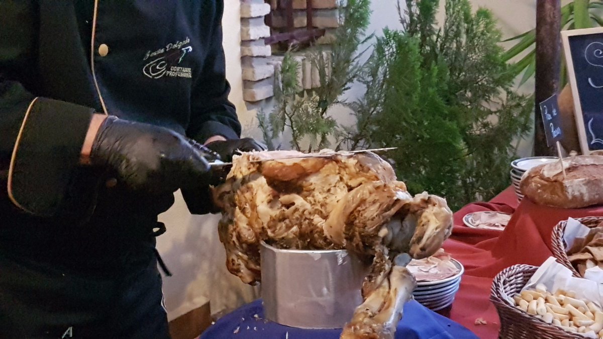 azahar_costa's tweet photo. Un #cocktail inolvidable = #buffet de pata al horna, surtido de panes caseros y salsas #boda2017 #menuboda #bodacadiz https://t.co/7bsZeVi0GF