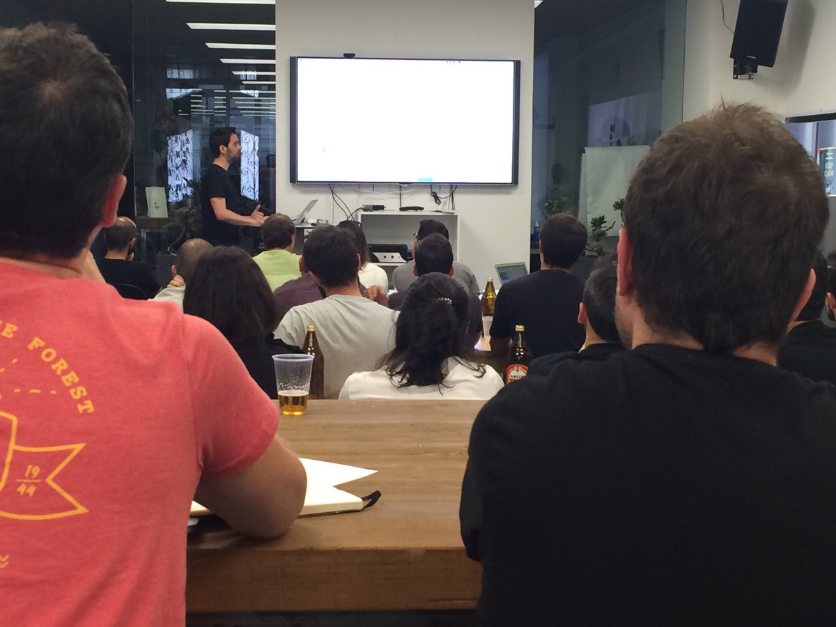 frontendersVLC's tweet photo. Súper master class sobre CSS Grid por @juanwmedia  ahora mismo en #frontendersVLC https://t.co/w4btfEkIG4 https://t.co/UQrBhaxydM
