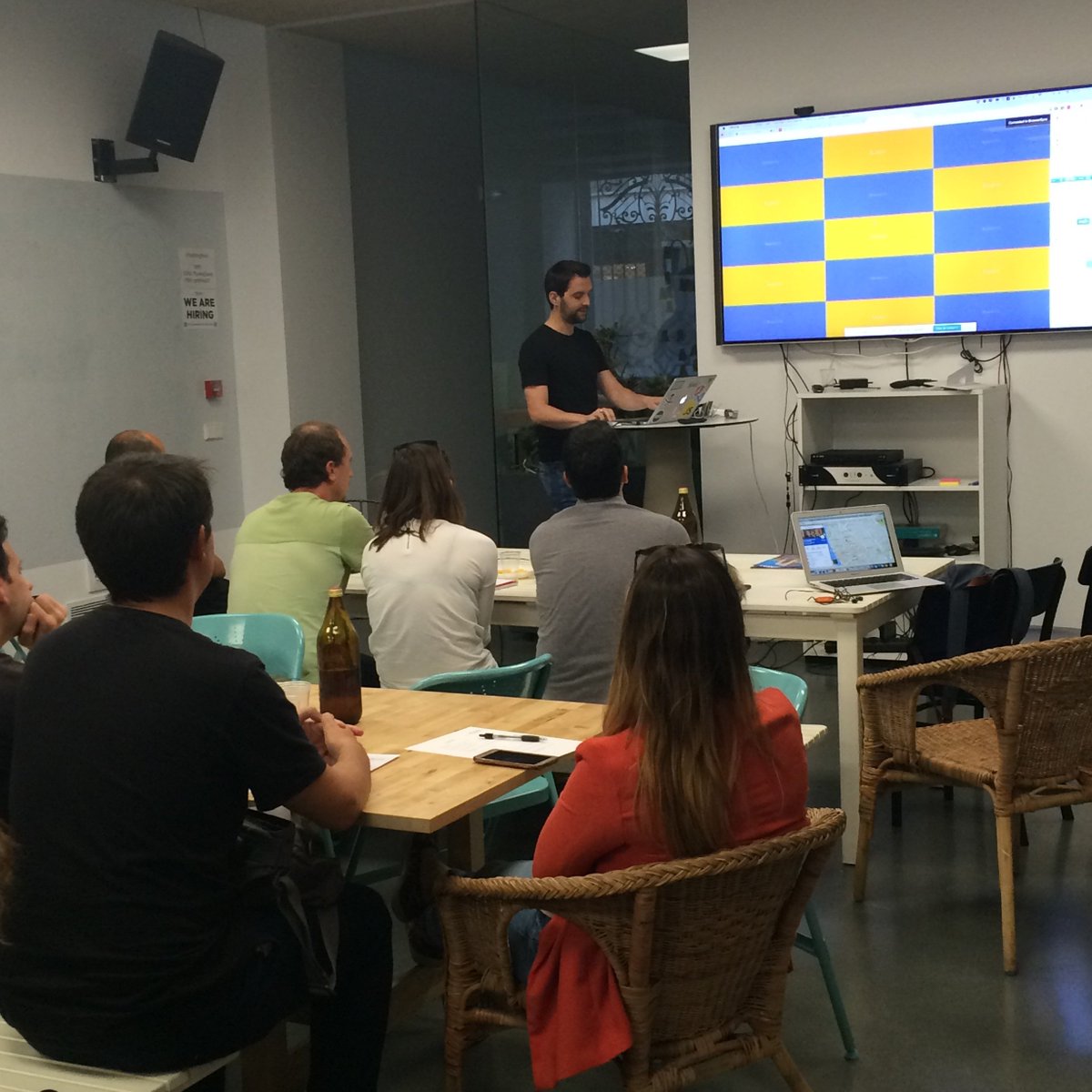 frontendersVLC's tweet photo. Súper master class sobre CSS Grid por @juanwmedia  ahora mismo en #frontendersVLC https://t.co/w4btfEkIG4 https://t.co/UQrBhaxydM
