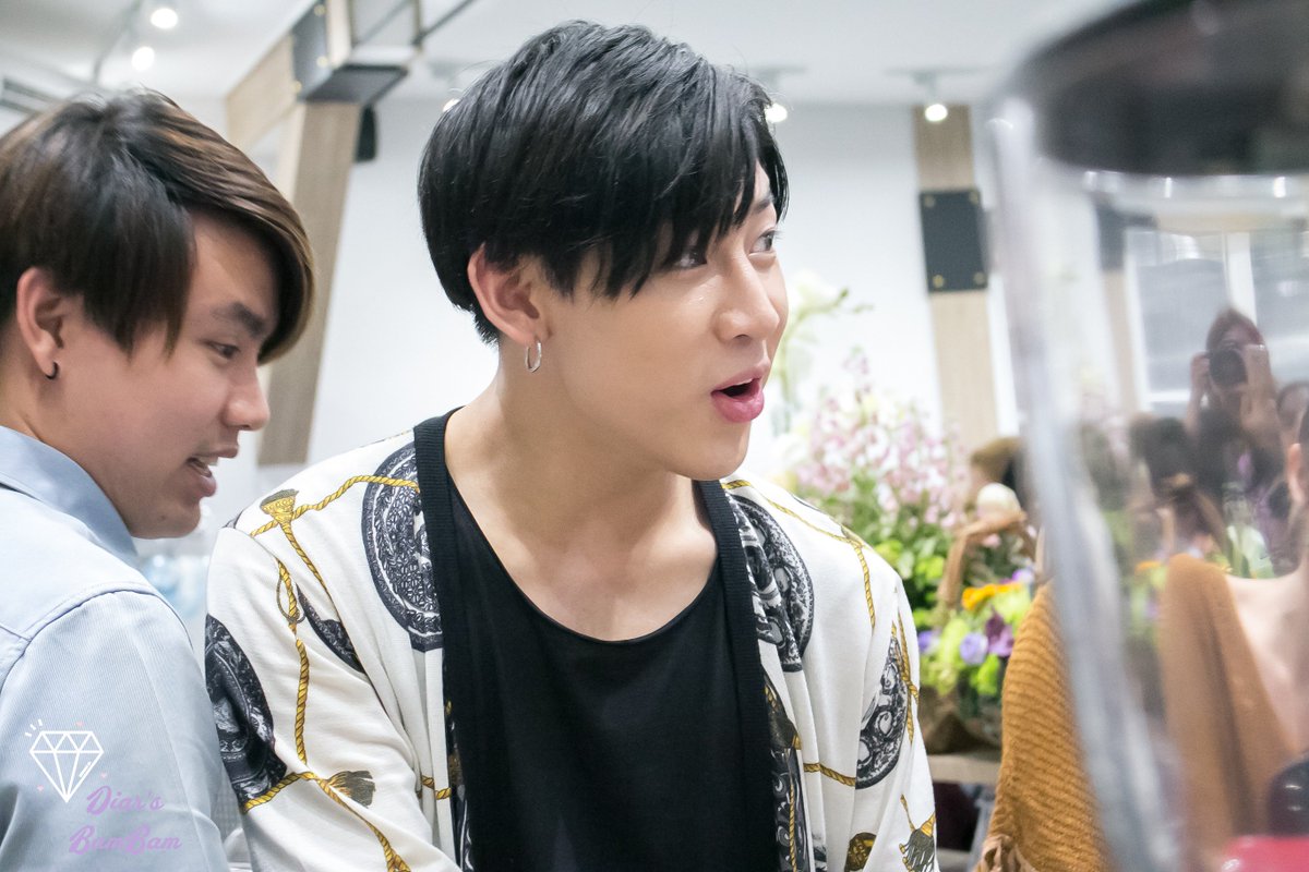 diarsbam's tweet photo. [160517] บาริสต้าหล่อบอกต่อด้วย #BamBam #뱀뱀 #Bchillcafe https://t.co/GcBBaFrF86