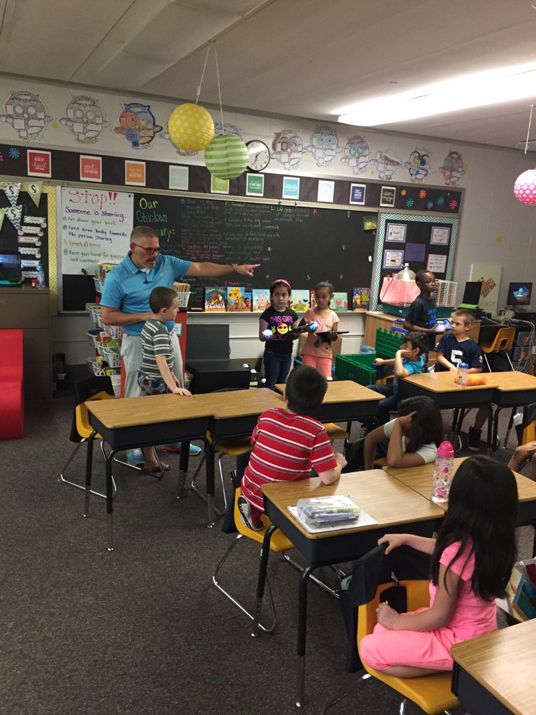 ShetlersClass2's tweet photo. Mr J teaching us how to use Spheros!!! #concordpride #southsiderocks https://t.co/jp8W6DrG7n