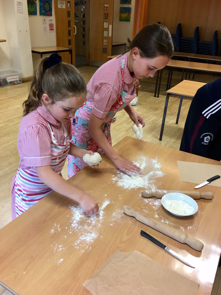 KESBath's tweet photo. Pizza for tea for Year 3, who are busy making pizzas in DT #foodtech #MadeinDT https://t.co/SSzPJLnrmC