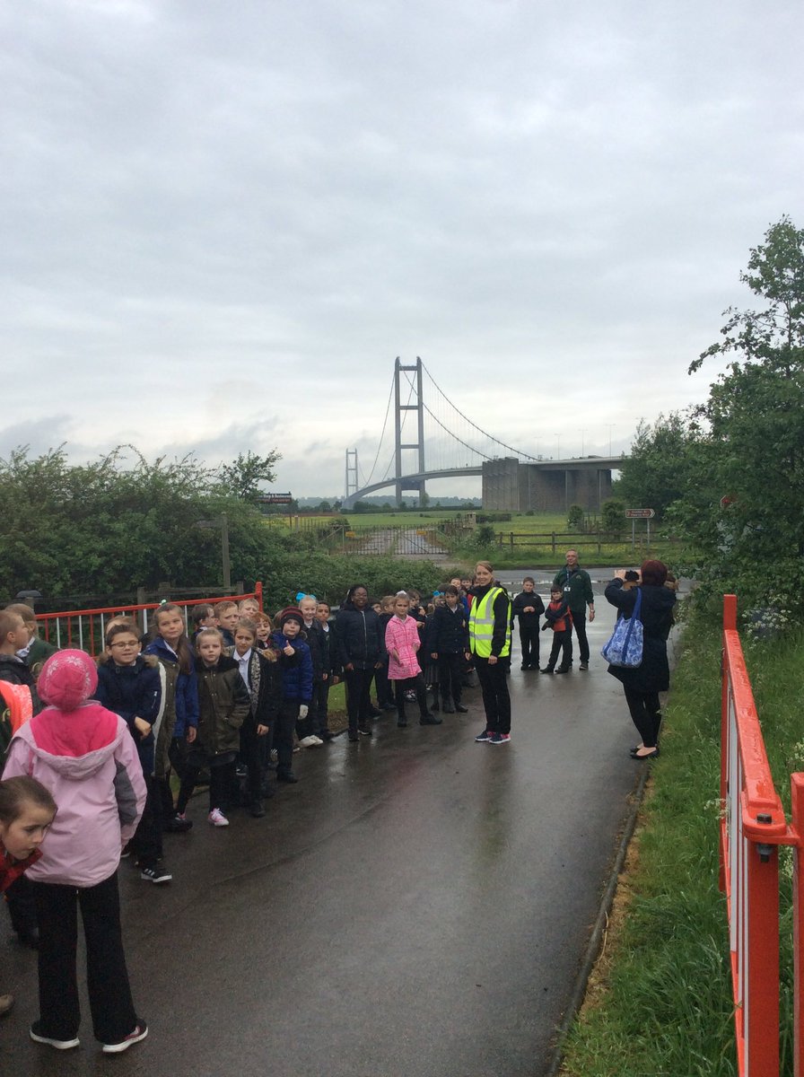 TheParksY4class's tweet photo. Humber Bridge walk @TheParksAcademy https://t.co/HgvsHWy41J