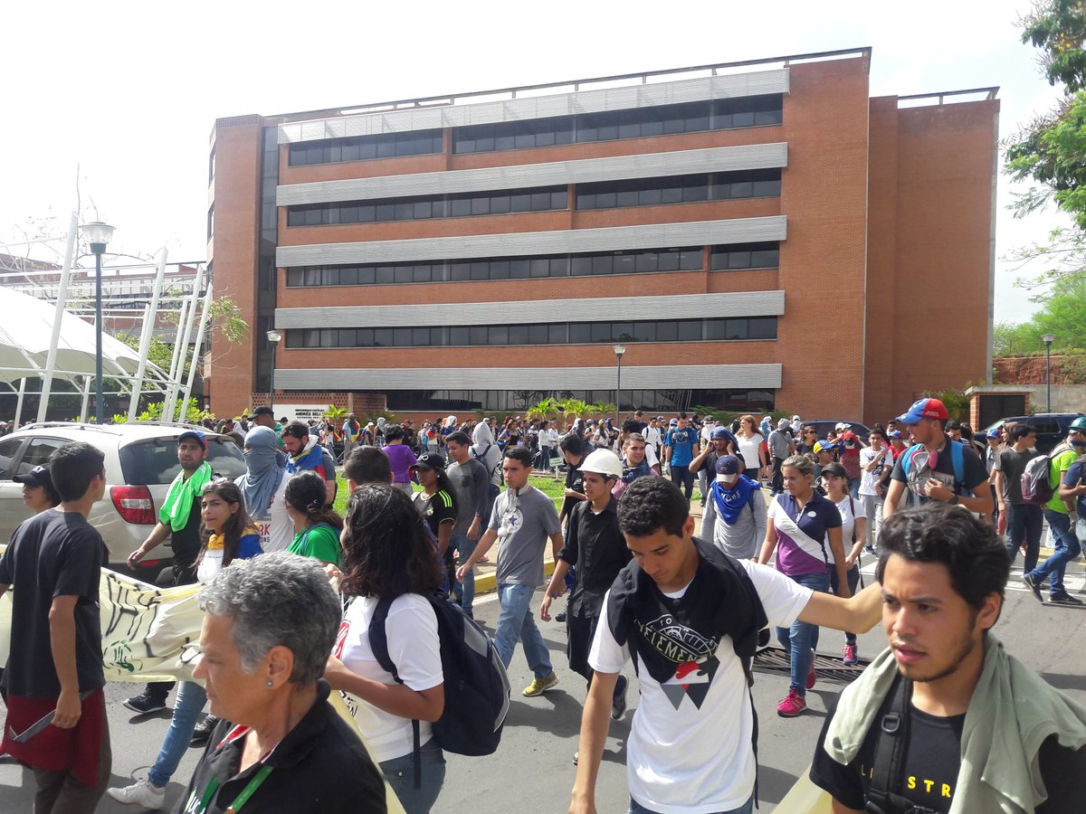 GEDV86's tweet photo. "Vamos pa' la calle, que no se quede nadie", gritan los ucabistas #17May #Guayana https://t.co/xfG3lEbZYp