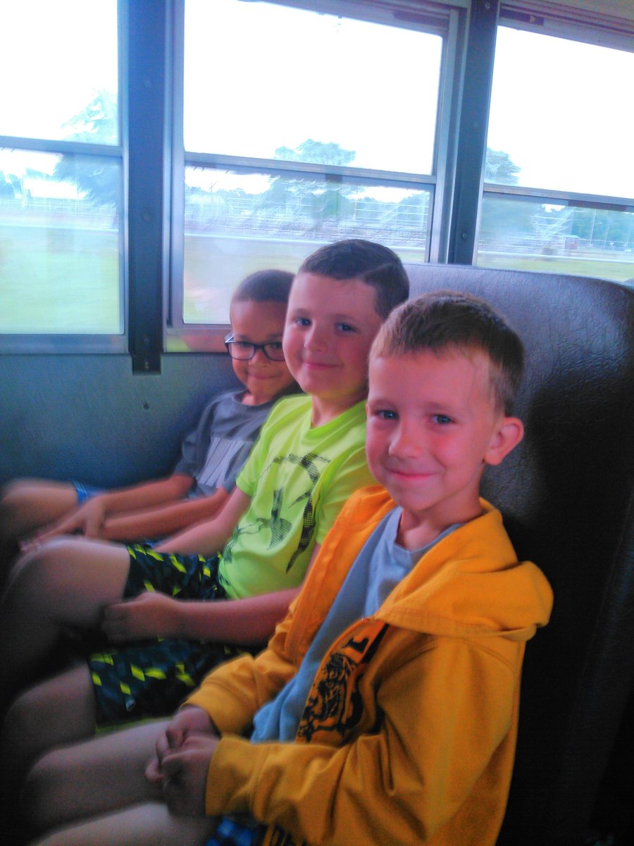 HimesRoxy's tweet photo. What day is it? Field trip day! Here we come Powell Gardens! #skyline16-17 #SSD200 #powellgardens https://t.co/lhoE6SxoS0