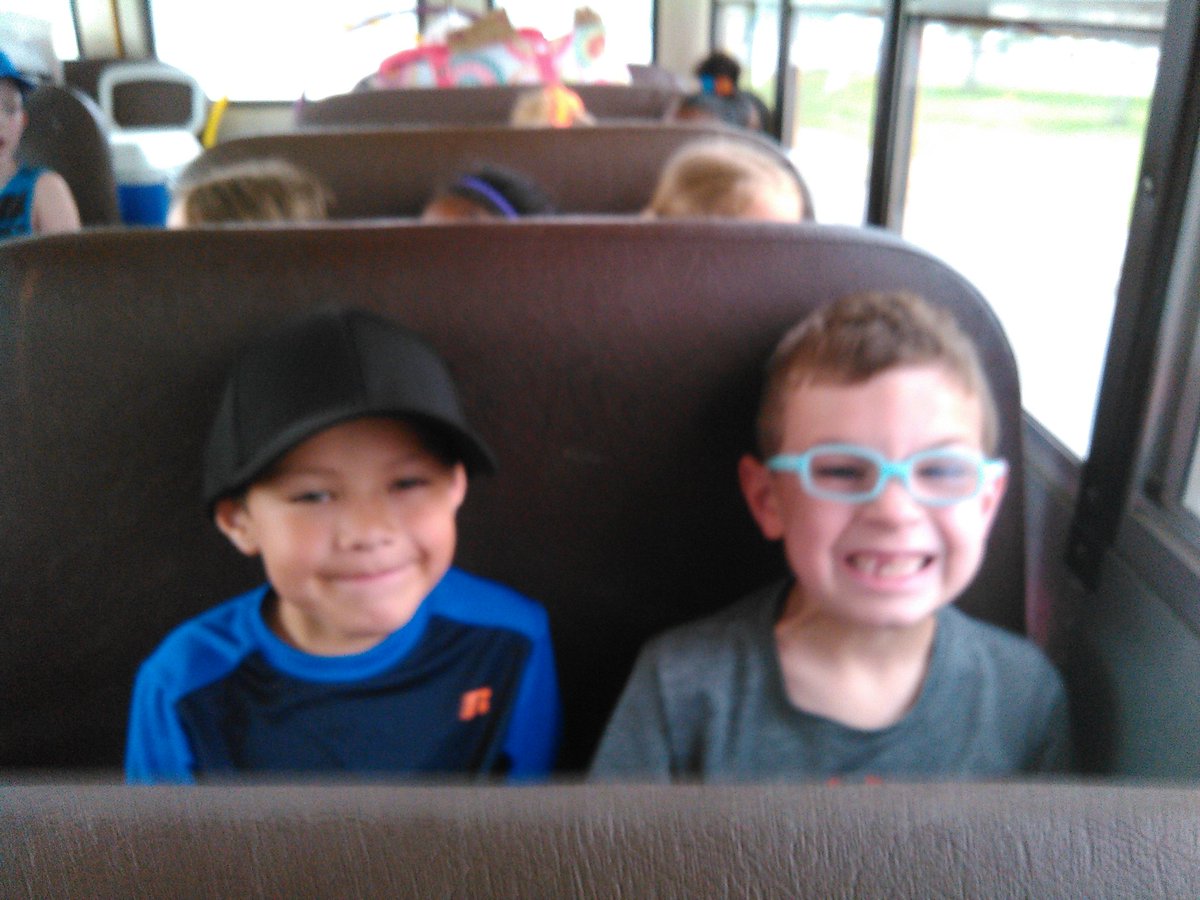 HimesRoxy's tweet photo. What day is it? Field trip day! Here we come Powell Gardens! #skyline16-17 #SSD200 #powellgardens https://t.co/lhoE6SxoS0