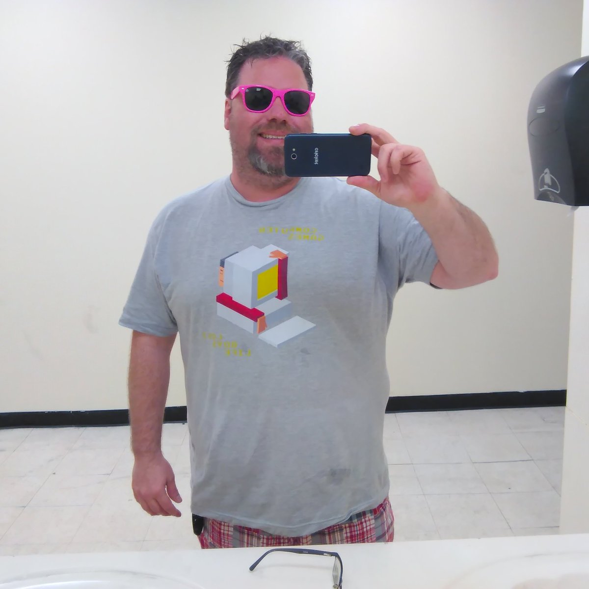 jimsox44's tweet image. #TShirtOfTheDay @weplaycomputers #ComputerHug #OfficialMerch #DarrenCrissis #ChuckCriss #LostBoysLife in honor of @DarrenCriss