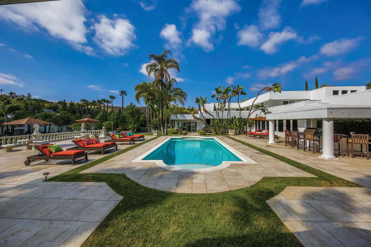 ChristiesHomes's tweet image. Enjoy #WineWednesday with a selection from the wine cellar of this magnificent #California estate. @FirstTeamRE ow.ly/4TEc30bztvZ