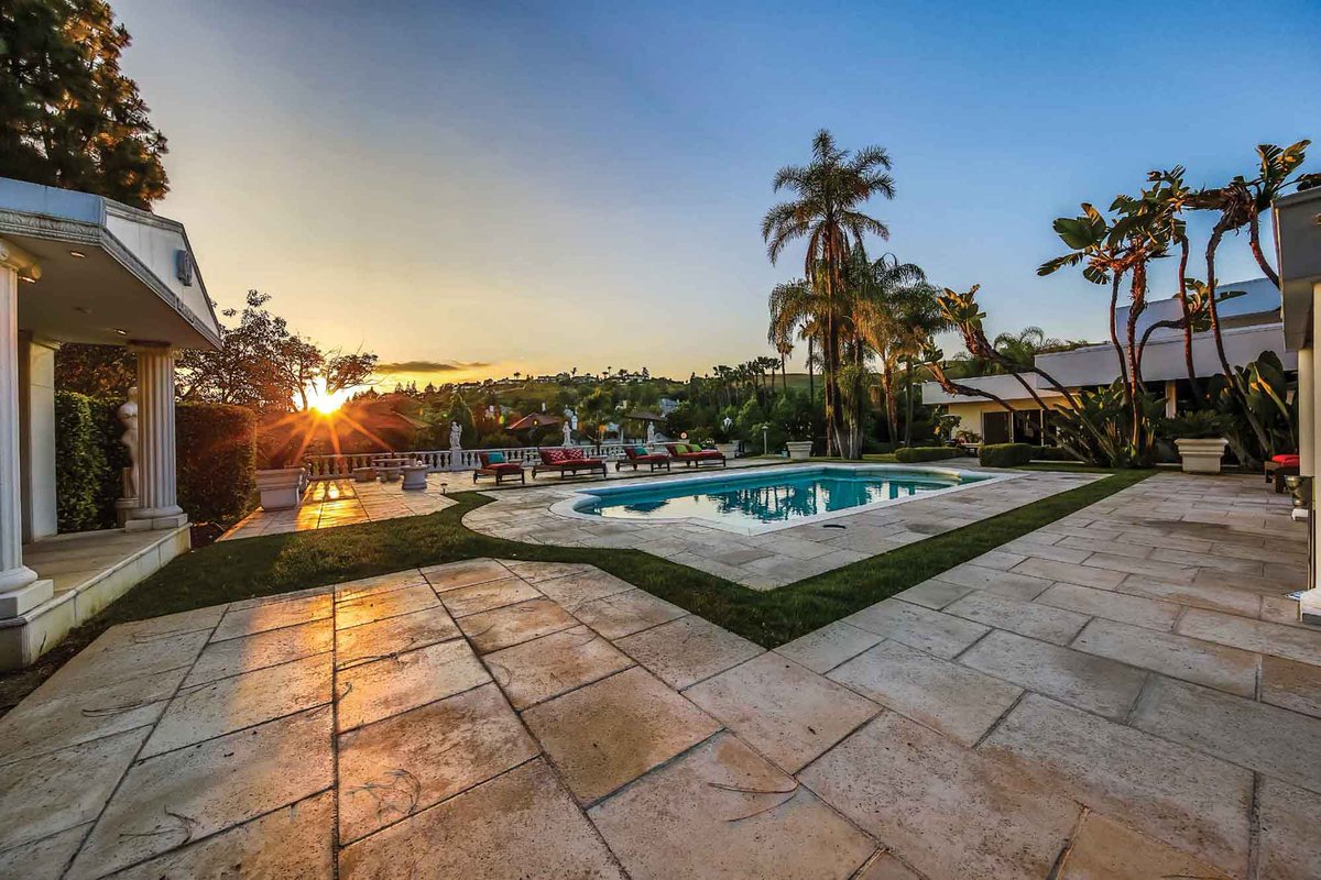 ChristiesHomes's tweet image. Enjoy #WineWednesday with a selection from the wine cellar of this magnificent #California estate. @FirstTeamRE ow.ly/4TEc30bztvZ