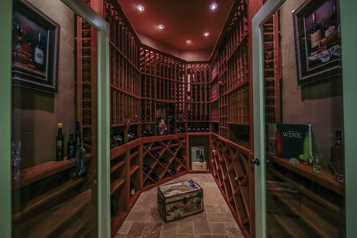 ChristiesHomes's tweet image. Enjoy #WineWednesday with a selection from the wine cellar of this magnificent #California estate. @FirstTeamRE ow.ly/4TEc30bztvZ