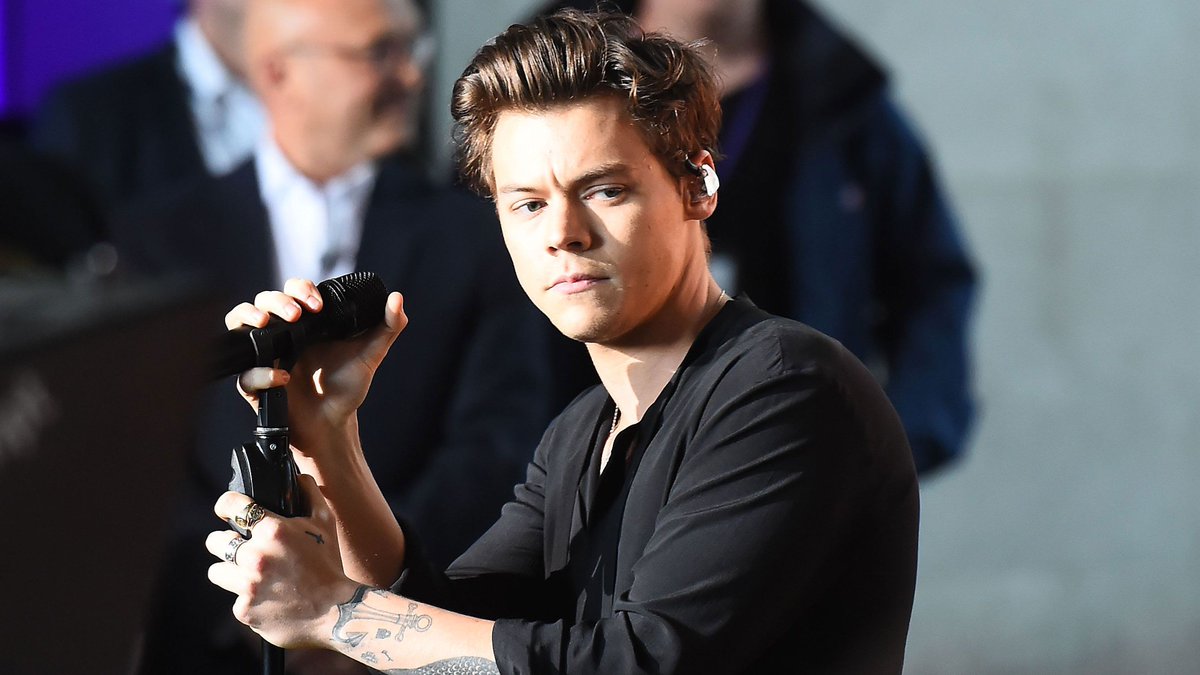 GlamourMagUK's tweet photo. 16 pictures of @Harry_Styles looking fit. We'll just leave this here. https://t.co/qQMHaK2Dxs https://t.co/e9DiBVxHo0